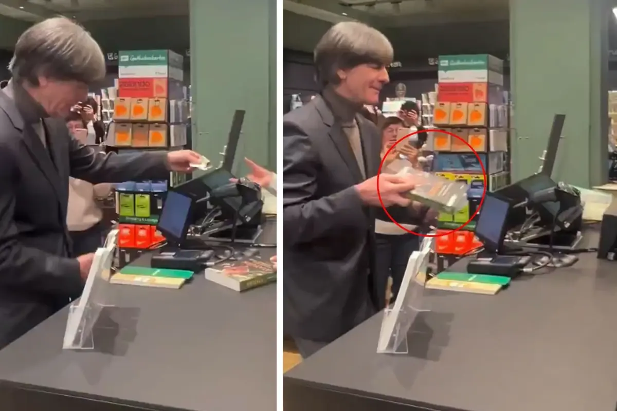 Joachim Löw kitapçıda Atatürk biyografisini incelerken