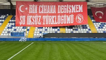 Sarıyer tribünlerinden 'Bin cihana değişmem şu öksüz Türklüğüm' pankartı maçın odak noktası oldu