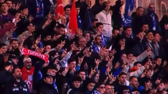 Sarıyer ve Amedspor Maçından Önce Tribünlerde Bozkurt İşareti Gözleri Büyüledi