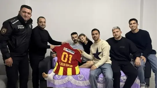 Kayserispor Futbolcuları Polis Komiserine Moral Ziyareti Gerçekleştirdi