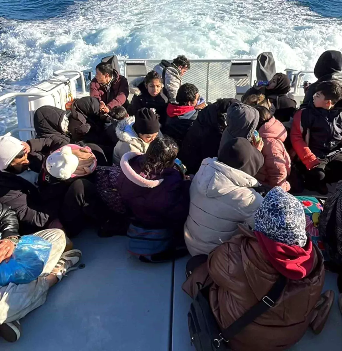 Milas'ta 44 Düzensiz Göçmen Sahil Güvenliği ve Jandarma Tarafından Güvenli Bölgeye Çıkarıldı