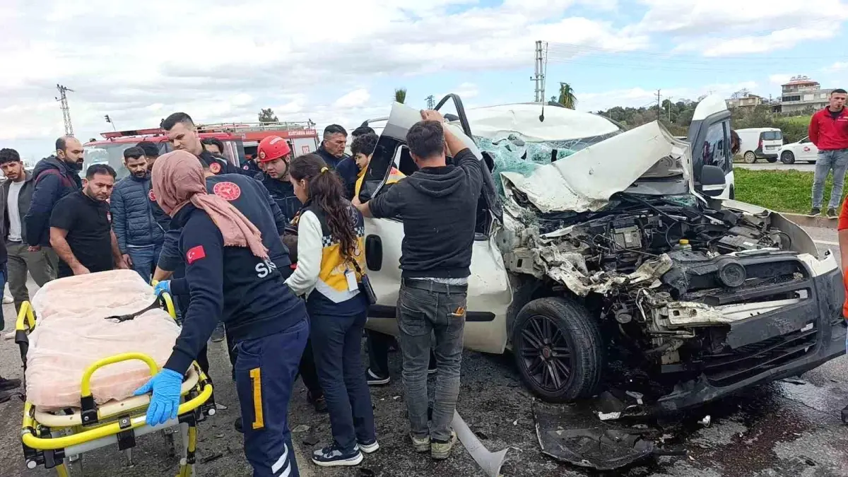 Manavgat'ta Hafif Ticari Araç ve Midibüs Çarpışması: 1'i Ağır 7 Yaralı