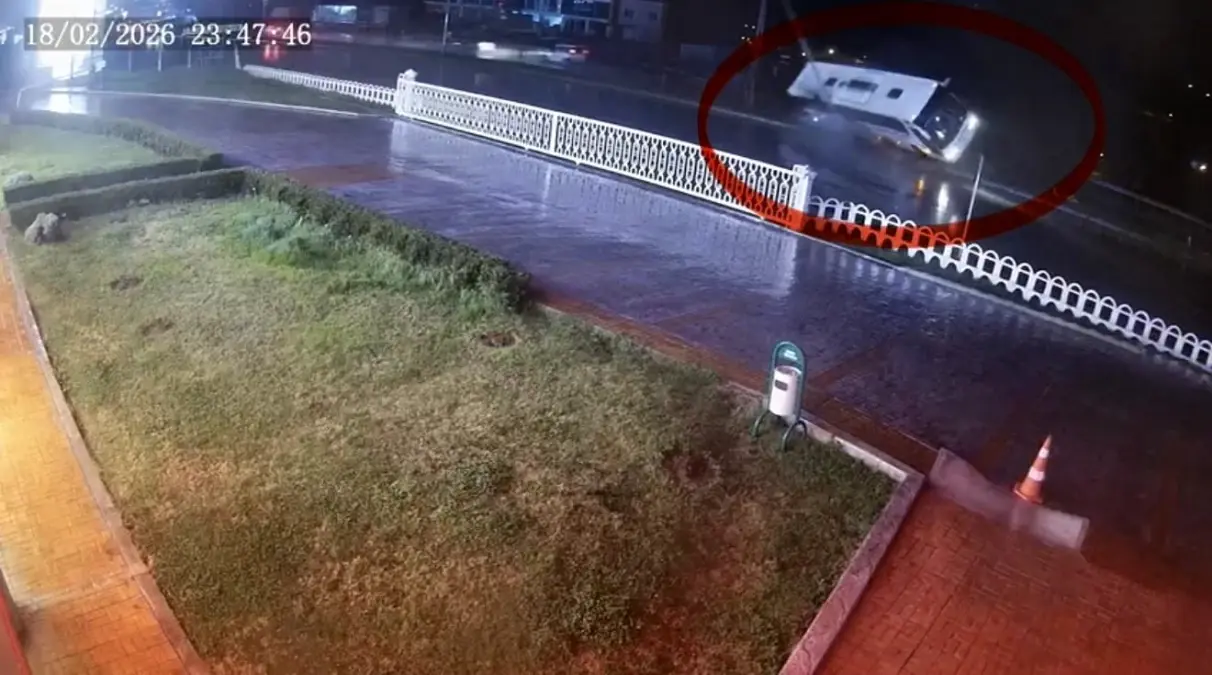 Samsun’da Yolcu Otobüsü Devrildi: 7 Kişi Yaralandı, Güvenlik Kamerası Görüntüleri Açığa Çıktı