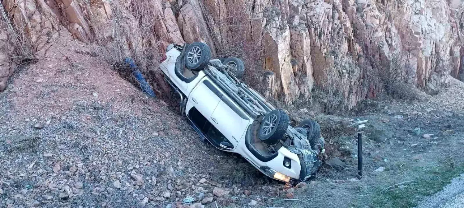 Buzlu Yolda Takla Atan Otomobilde İki Kişi Hafif Yaralı