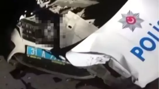 Hatay’da Alkollü Sürücü Polis Aracına Çarparak İki Memuru Yaraladı