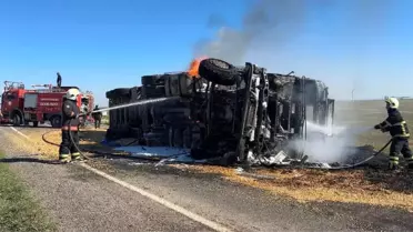 Devrilen ve yanmaya başlayan tır