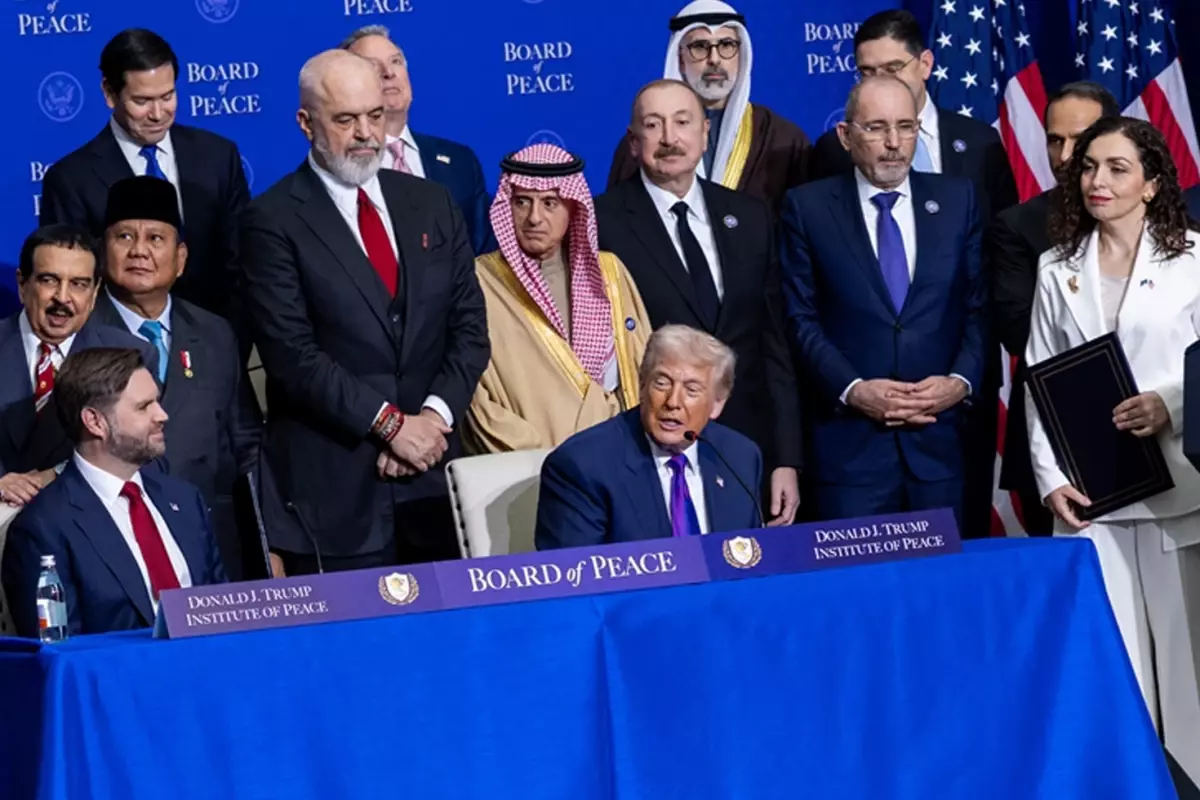 Trump'ın 'Genç ve Yakışıklı' Açıklaması Sosyal Medyada Büyüyor