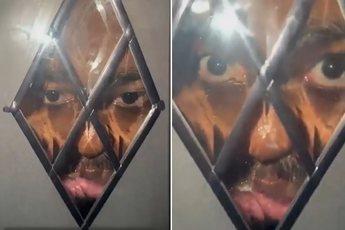 Gece vakti evin kapısı ve dışarıdan bakan kişi