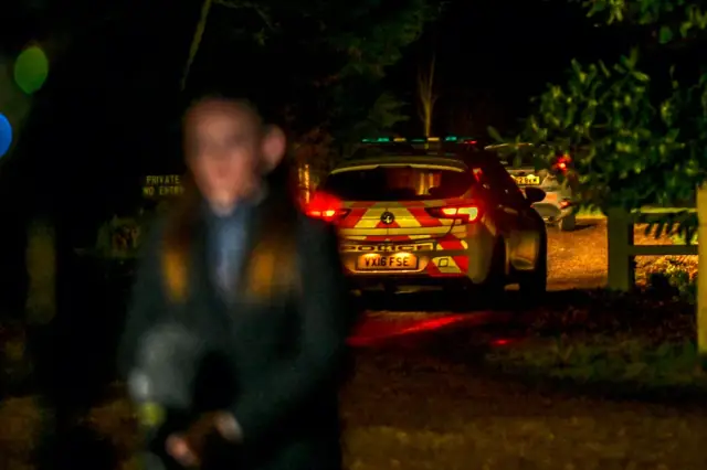 Polis aracının önünde bekleyen kalabalık