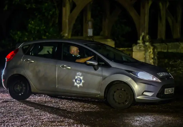 Polis ekiplerinin ev içinde inceleme yapması