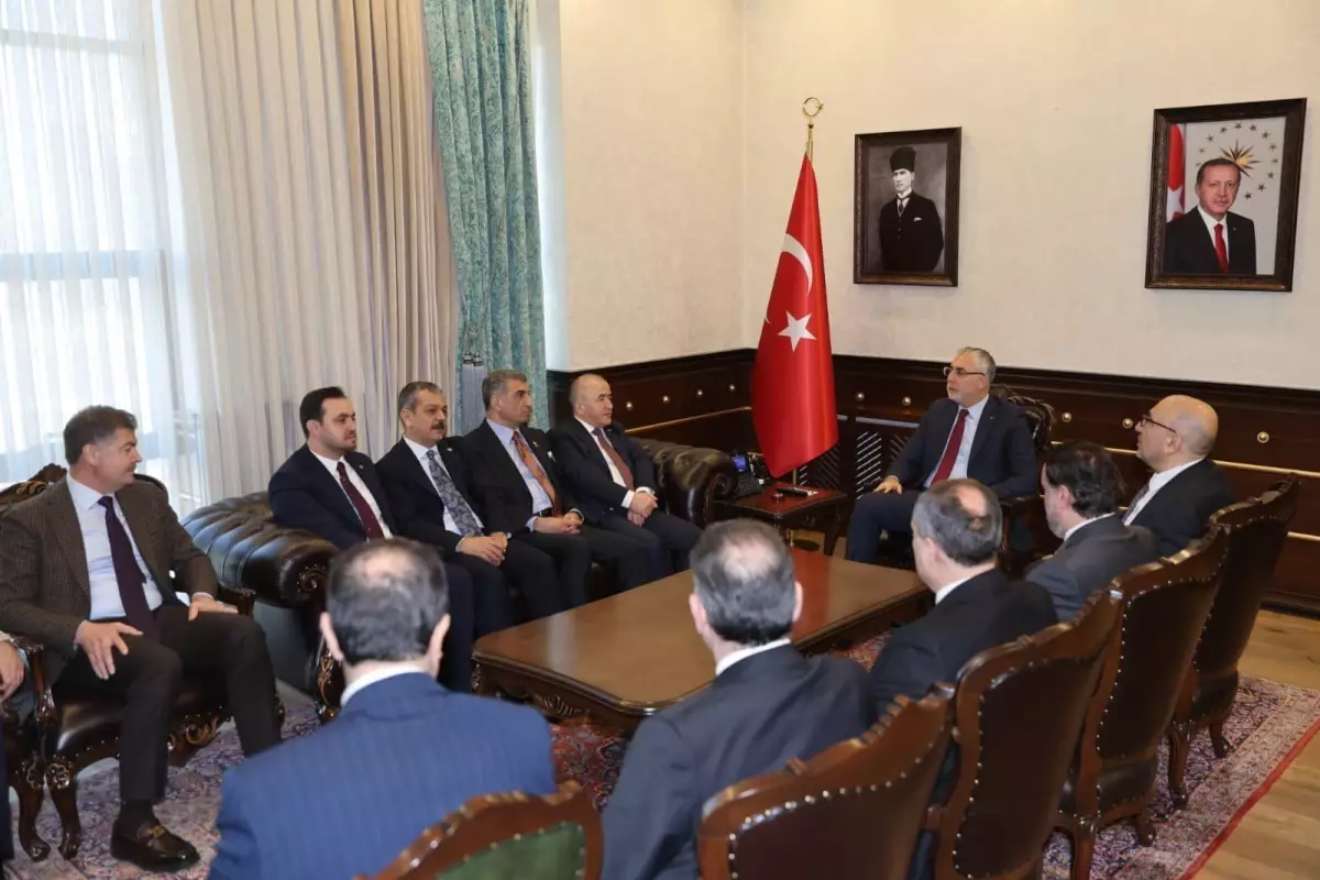 Kadın İşsizliği 13 Yıllık Rekor Düşüşte: Bakan Işıkhan'dan Çalışma Hayatına Katılım Vurgusu