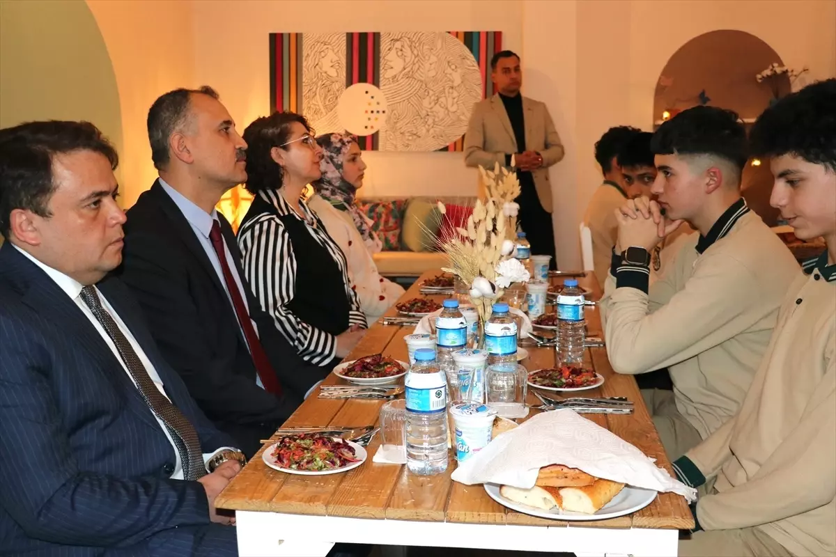 Ağrı Valisi Bozkurt, Atıktan Yapılan Restoranda Öğrencilerle İftar Sofrasını Paylaştı