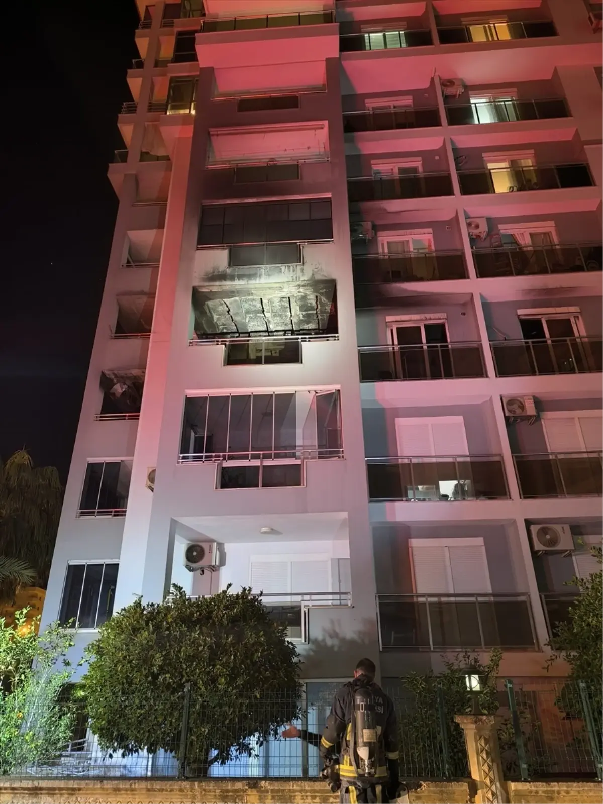 Alanya'da Rezidansın 3. Katında Çıkan Yangın Kontrol Altına Alındı