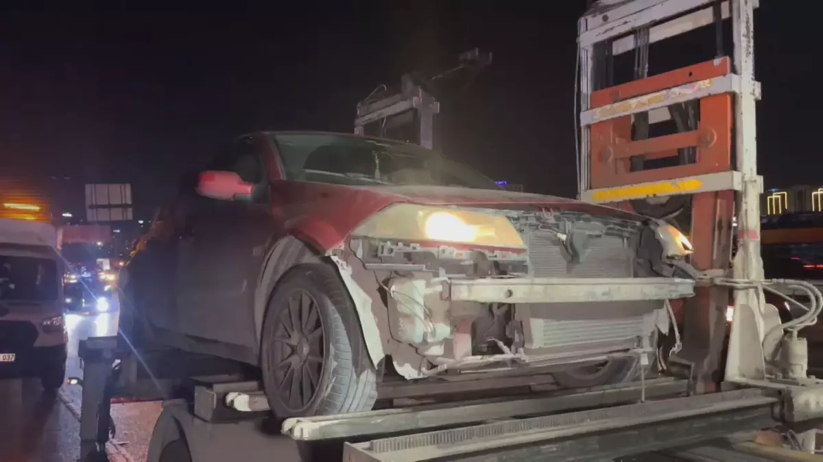 Bakırköy D-100 Yolunda Araç Çarpışması: 2 Yaralı