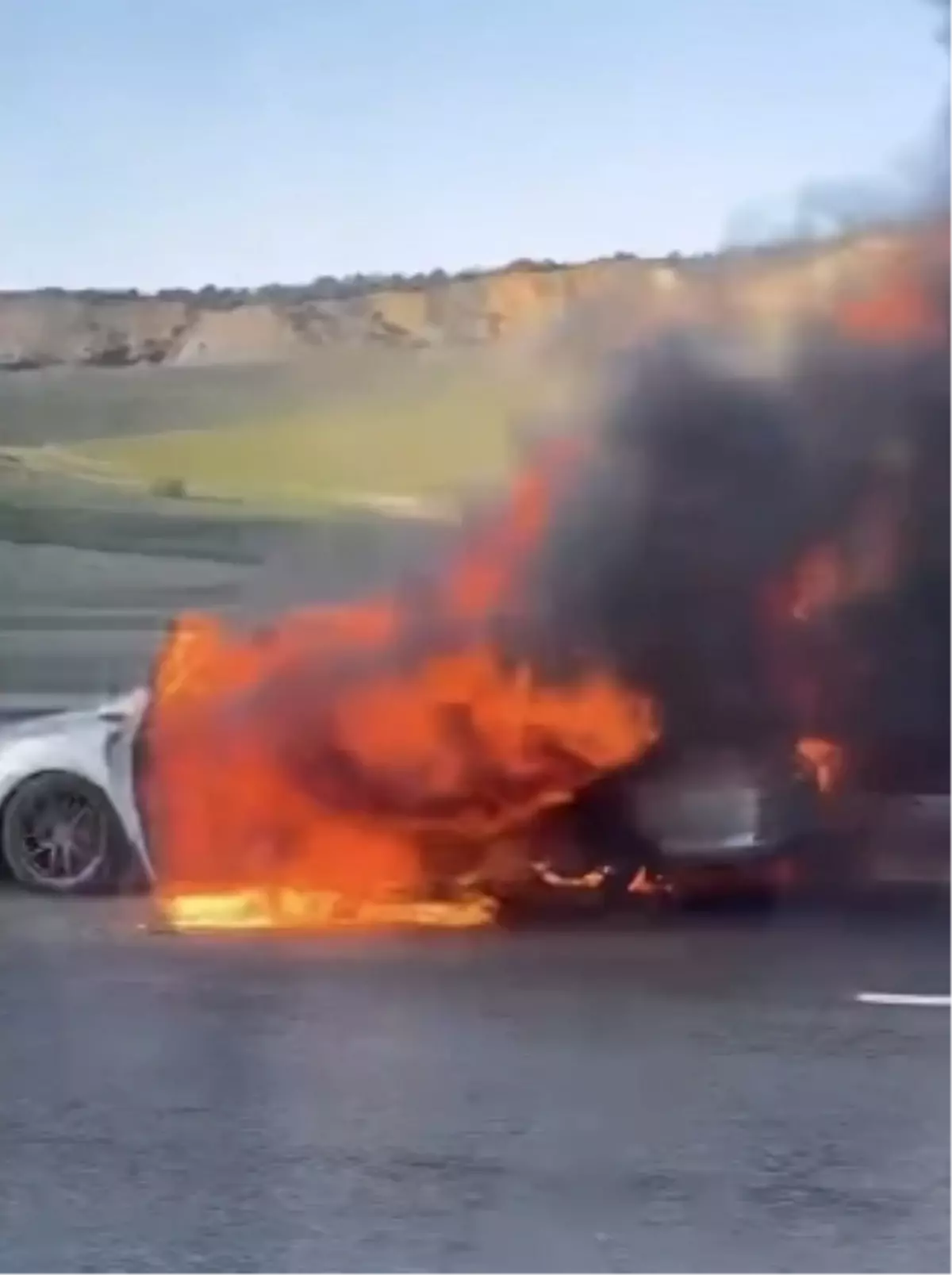 Kuzey Marmara Otoyolu'nda Çatalca'da Otomobil Yangını Kontrol Altına Alındı