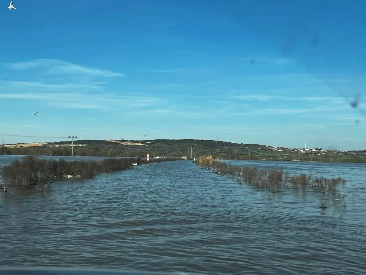 Karacabey’de taşkın sonrası su altında kalan yol