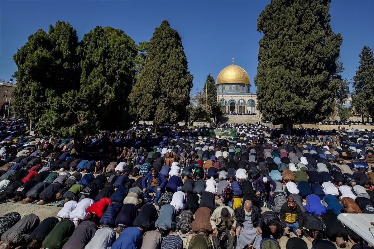 Mescid-i Aksa’da Cuma Namazı: İsrail Kısıtlamalarına Rağmen Mübarek Toplanma