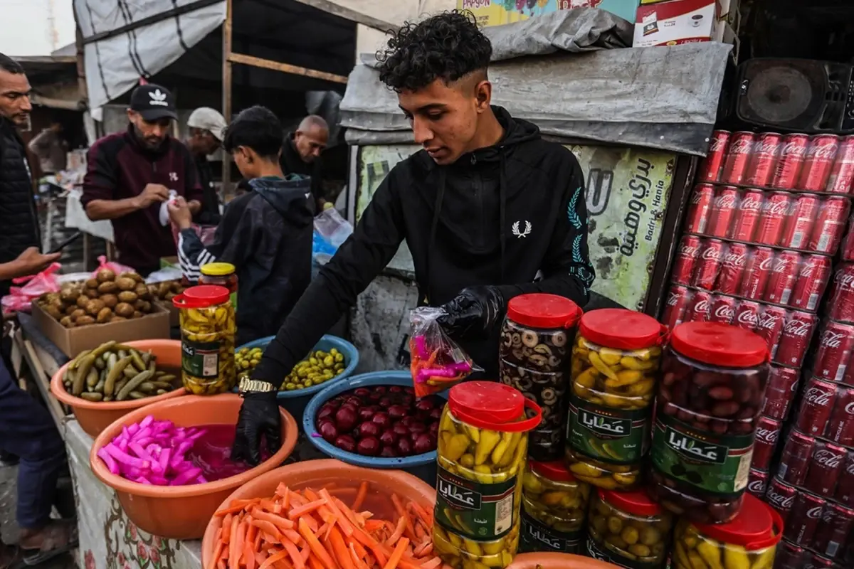 Ramazan’ın İlk Gününde Gazze’de Pazar Yaşantısı: Coca‑Cola Koli Simgesi Dikkat Çekti