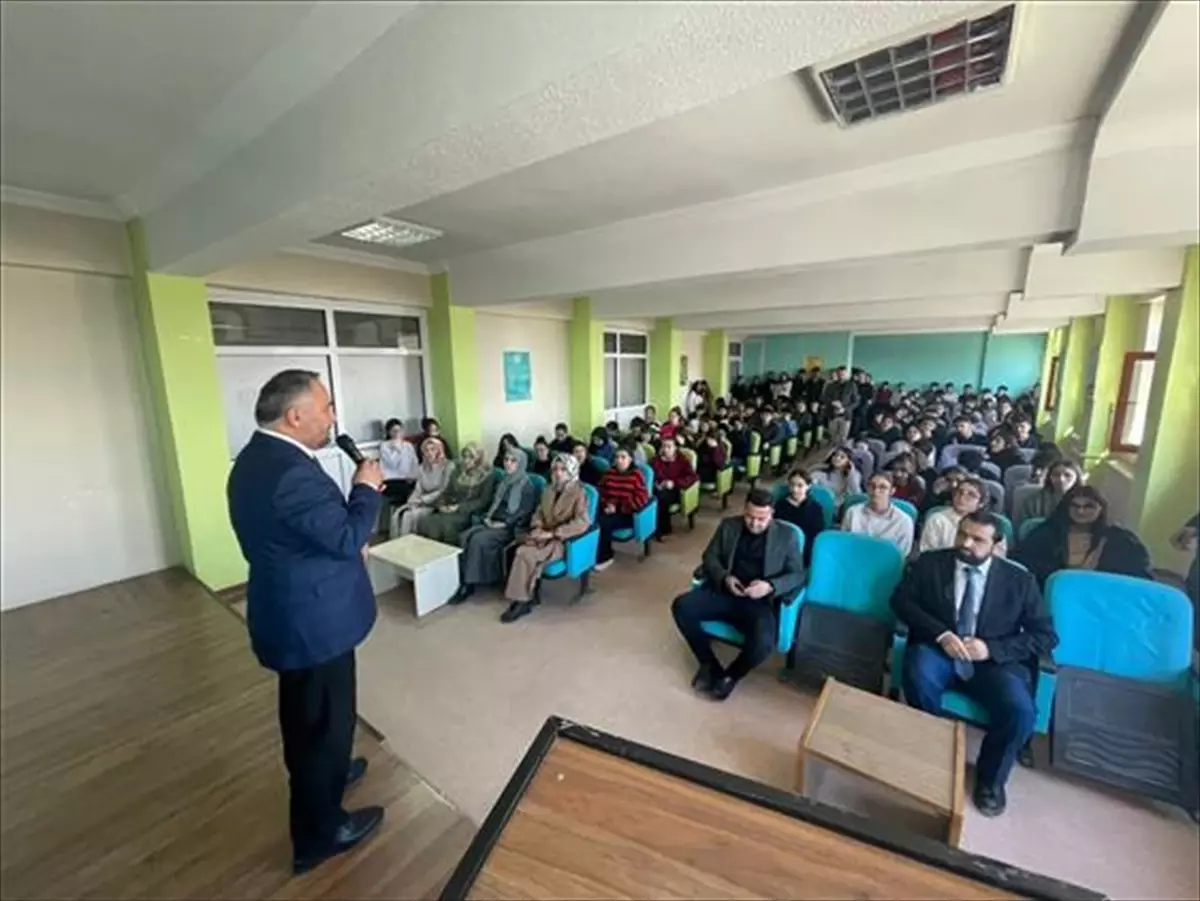 Hakkari Müftüsü Okuş'tan Öğrencilere Başarı ve Dikkat Tavsiyeleri