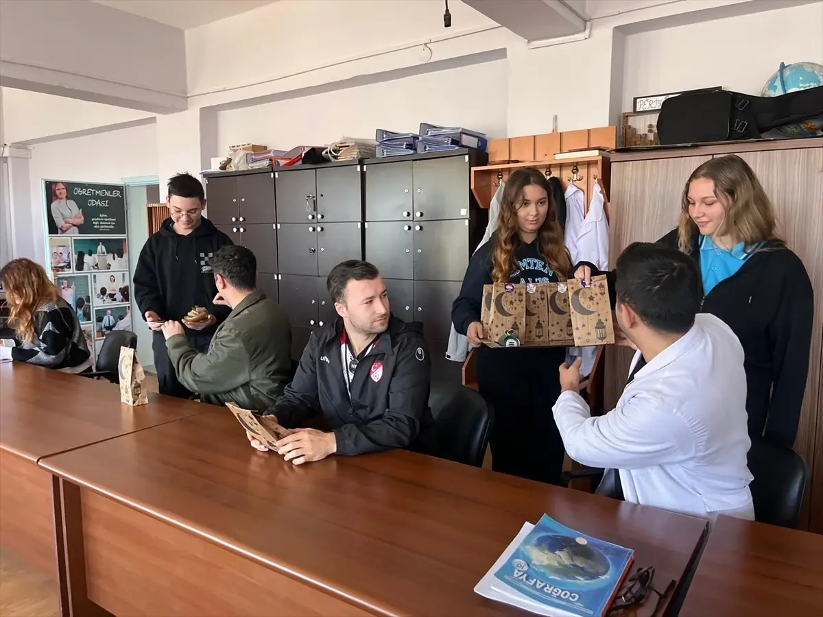 Hayrabolu’da Öğrenciler Ramazan Paketleriyle Kültürel ve Dil Becerilerini Geliştiriyor