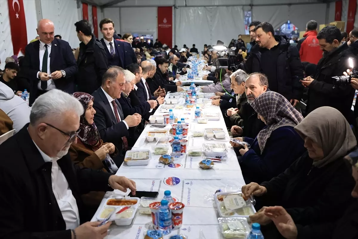 İBB Başkan Vekili Nuri Aslan, Eminönü'nde İftar Çadırında Vatandaşlarla Buluştu