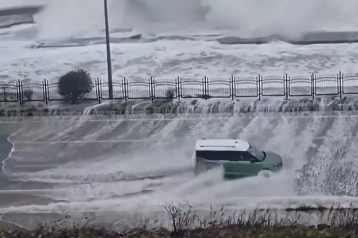 Rize’de Dev Dalga Karaya Çarptı, Sürücüler Zor Anlar Yaşadı