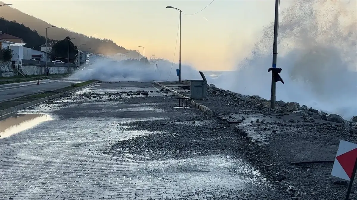 İnebolu’da Şiddetli Fırtına Sokakları Felç Etti, Trafik Kontrol Altına Alındı