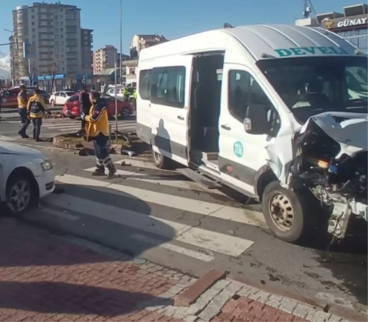 Kayseri'de Trafik Kazası: Otomobil ve Minibüs Çarpıştı, 14 Yaralı