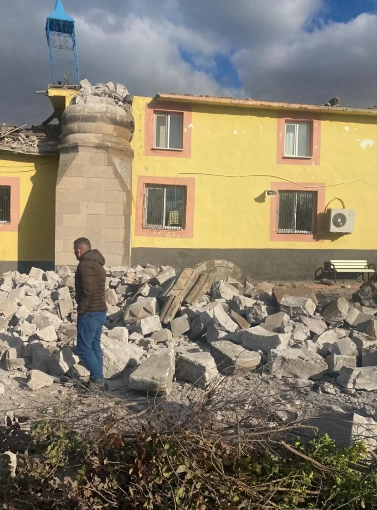 Kayseri Hacılar’da Şiddetli Rüzgarla Sarsılan Minare Kontrollü Şekilde Yıkıldı