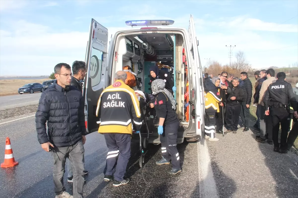 Beyşehir'de Yüksek Gerilim Direğine Çarpan Araçta 3 Kişi Yaralandı