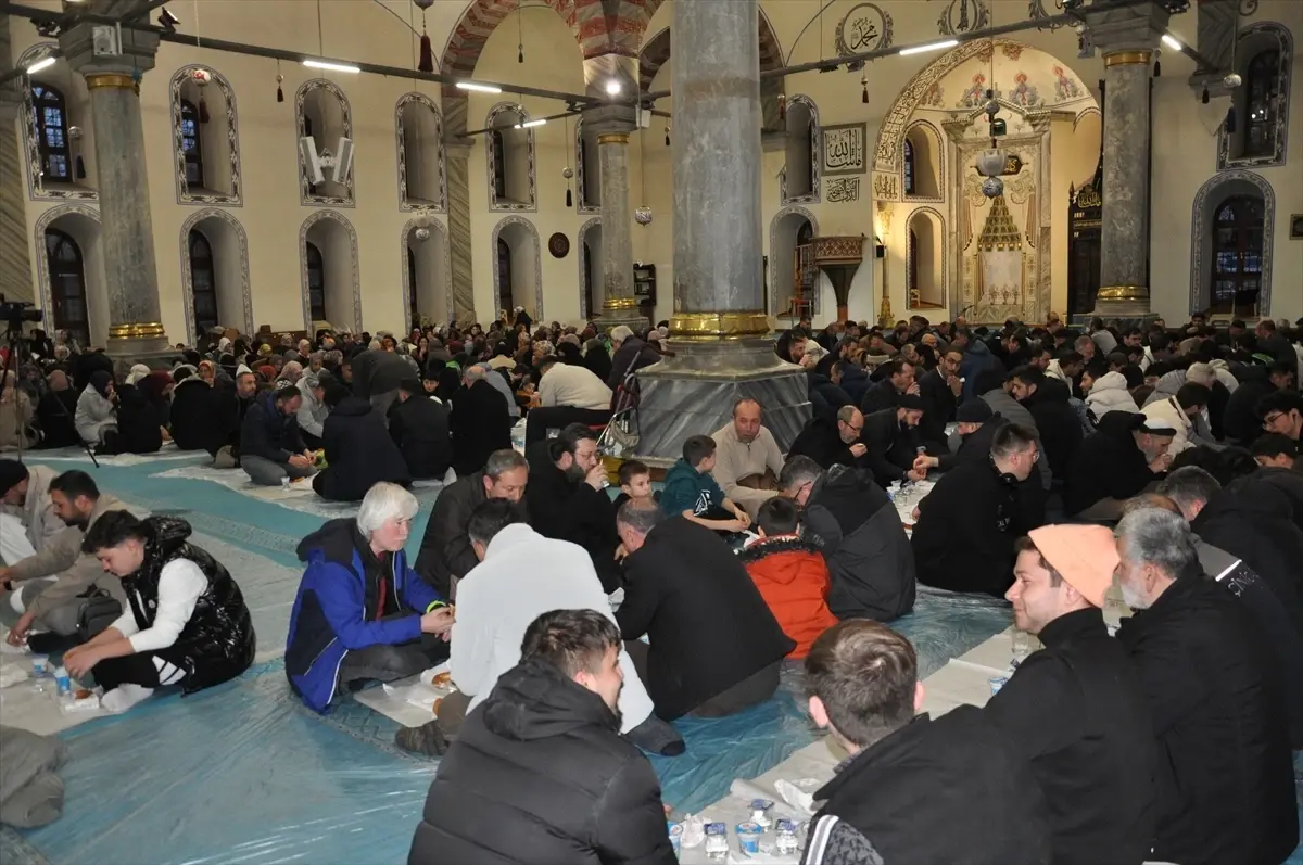 Kütahya Ulu Camii'nde 12. Ümmet İftarı: Birlik ve Dayanışma Mesajlarıyla Dolu