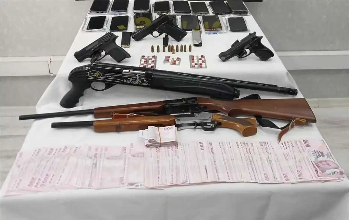 Erdemli'de Polis Operasyonu: 13 Kişi Tutuklandı, 29 Gözaltı