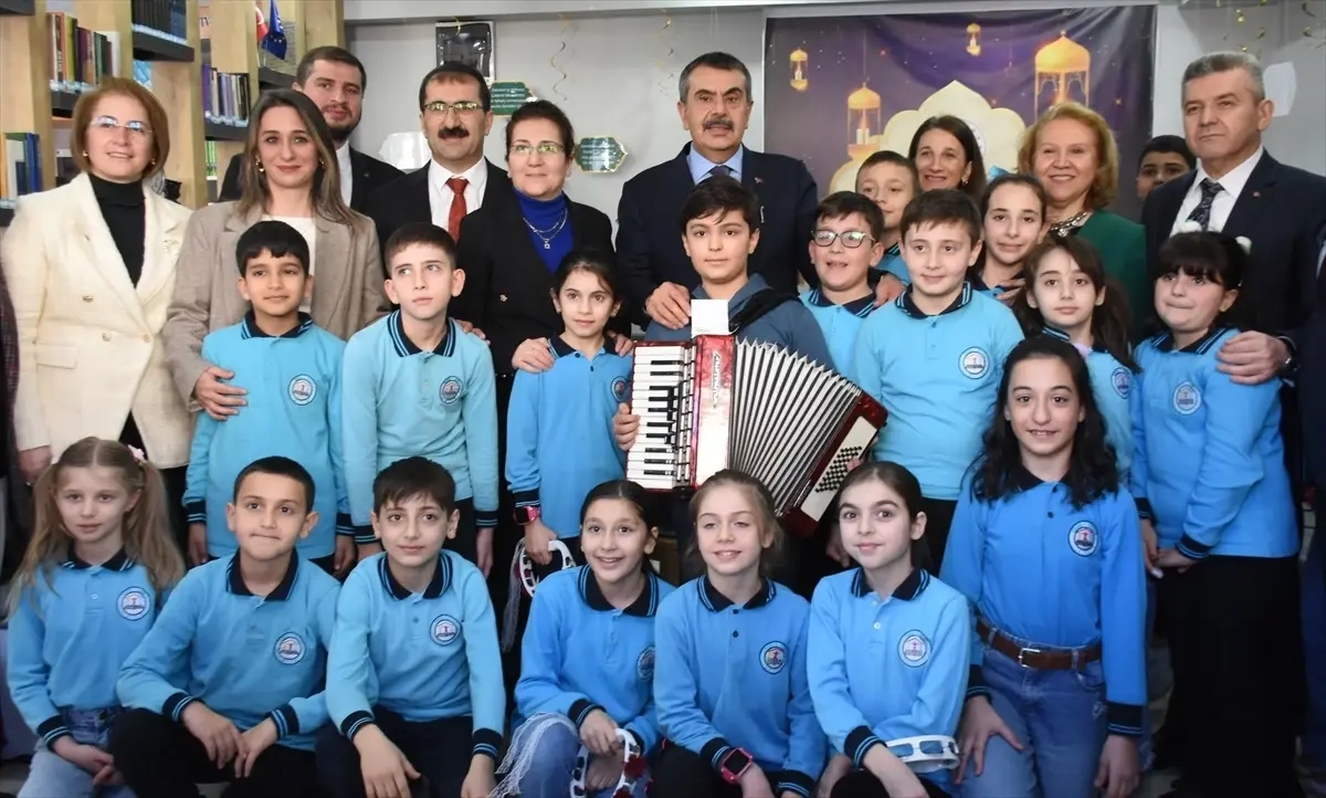 Yusuf Tekin, Artvin Okullarını Ziyaret Ederek Öğrencilerle Buluştu