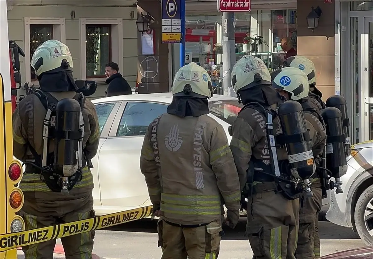 Şişli'deki yangın sonrası bina çatı görüntüsü
