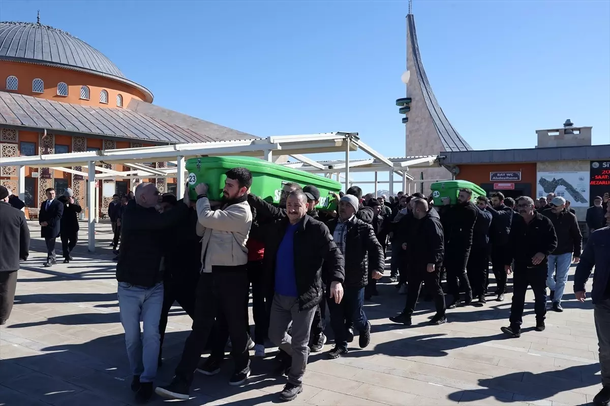 Sivas'ta Teraviye Giderken Yaşanan Trafik Kazasında Gelin ve Kayınvalidenin Cenazesi Toprağa Verildi