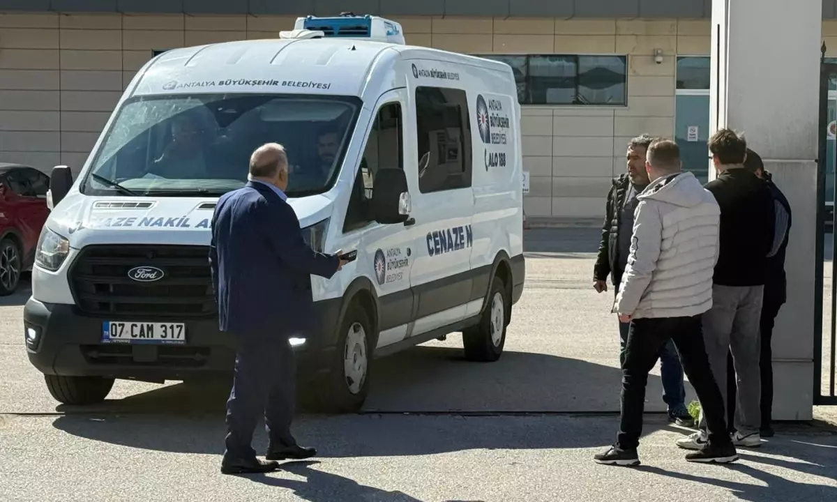 Antalya’da 71 Yaşındaki Kadının Kamyonet Çarpmasıyla Ölümü: Detaylar ve Soru İşaretleri