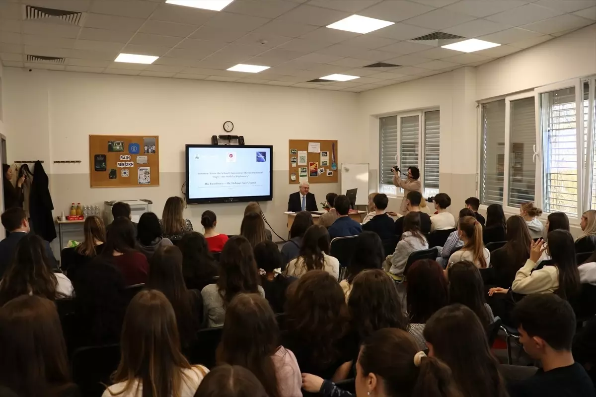 Büyükelçi Uyanık öğrencilerle bir arada