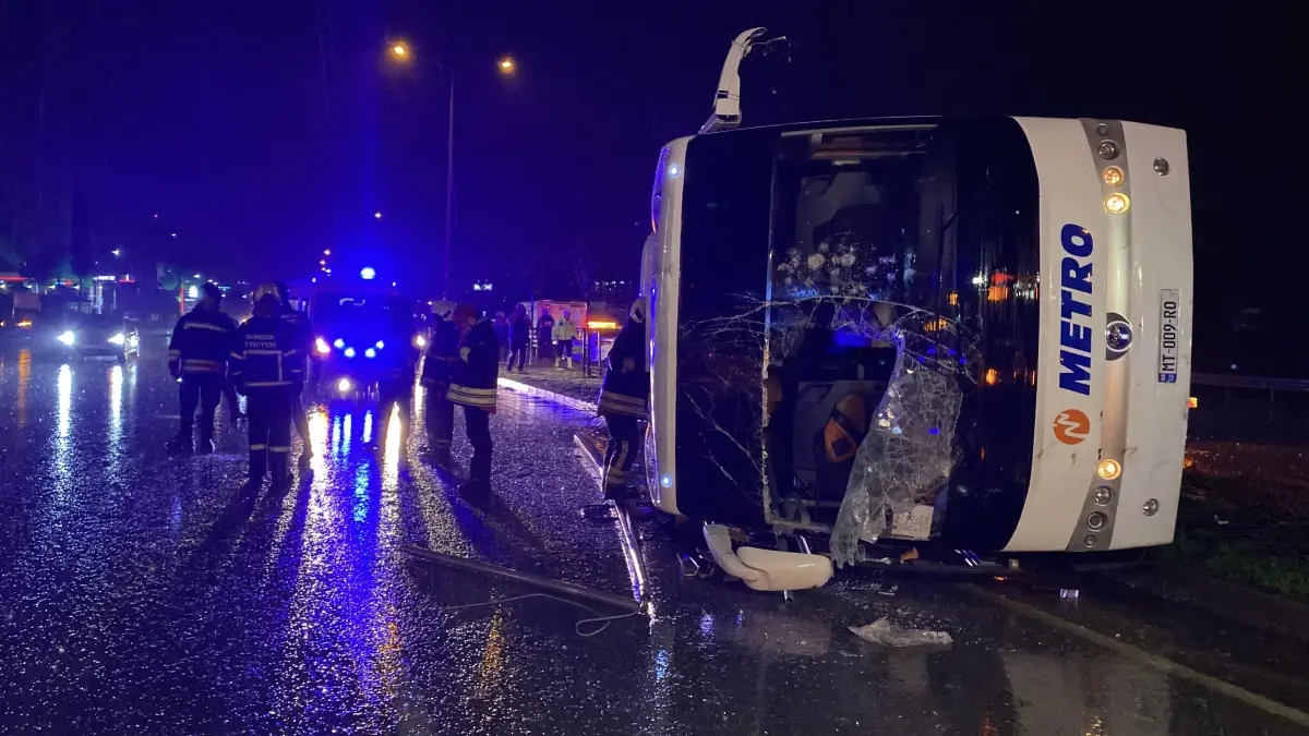 Samsun’da Yolcu Otobüsü Refüje Çarparak Yan Yattı: 7 Yaralı