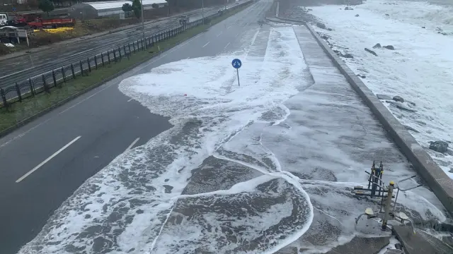 Dalga sahil yolunu kapladı