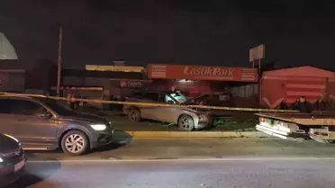 Kaza sonrası araç enkazı ve kurtarma çalışması