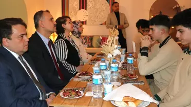 Ağrı Valisi Bozkurt, Atıktan Yapılan Restoranda Öğrencilerle İftar Sofrasını Paylaştı