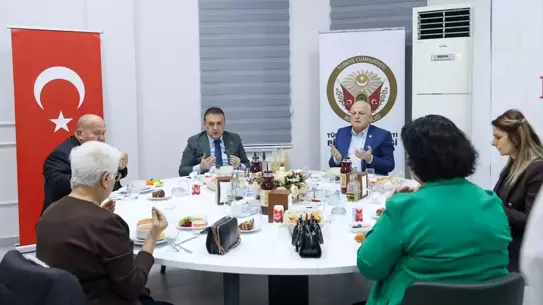 Bilecik Valisi Faik Oktay Sözer, Muhtarlarla Ramazan Sofrasında Buluştu