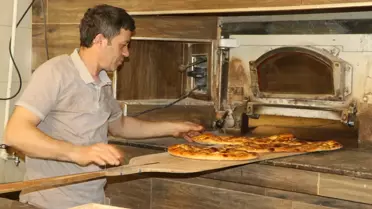 Samsun’da Ramazan’da Sıcak Pide Keyfi: Fırıncılar 300°C’de Çalışıyor