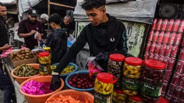 Ramazan’ın İlk Gününde Gazze’de Pazar Yaşantısı: Coca‑Cola Koli Simgesi Dikkat Çekti