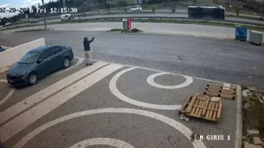 Devrilen midibüs ve yaralı yolcular