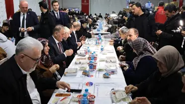 İBB Başkan Vekili Nuri Aslan, Eminönü'nde İftar Çadırında Vatandaşlarla Buluştu