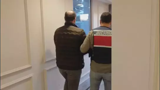 Operasyon sırasında ele geçirilen uyuşturucu ve bahis ekipmanları