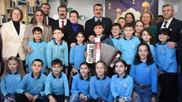 Yusuf Tekin, Artvin Okullarını Ziyaret Ederek Öğrencilerle Buluştu