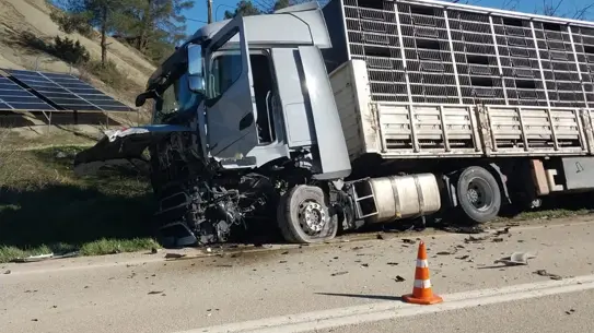 Kazanın meydana geldiği yol ve araç kalıntıları