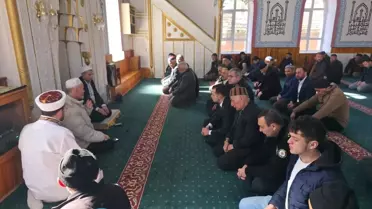 Mevlit programı sırasında toplanan halk ve askerler